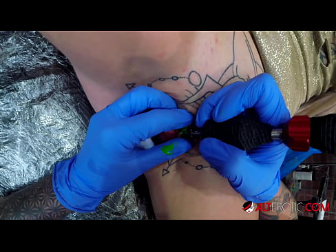 ❤️ Ekstrèmman tatoue hottie Sully Savage te fè yon tatoo sou klitoris li ️ Super sèks nan nou ❌️❤